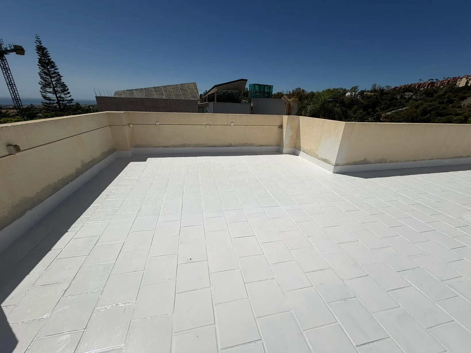 Marbella roof terrace during work: FLEXITEC HT base coat applied over the tiles