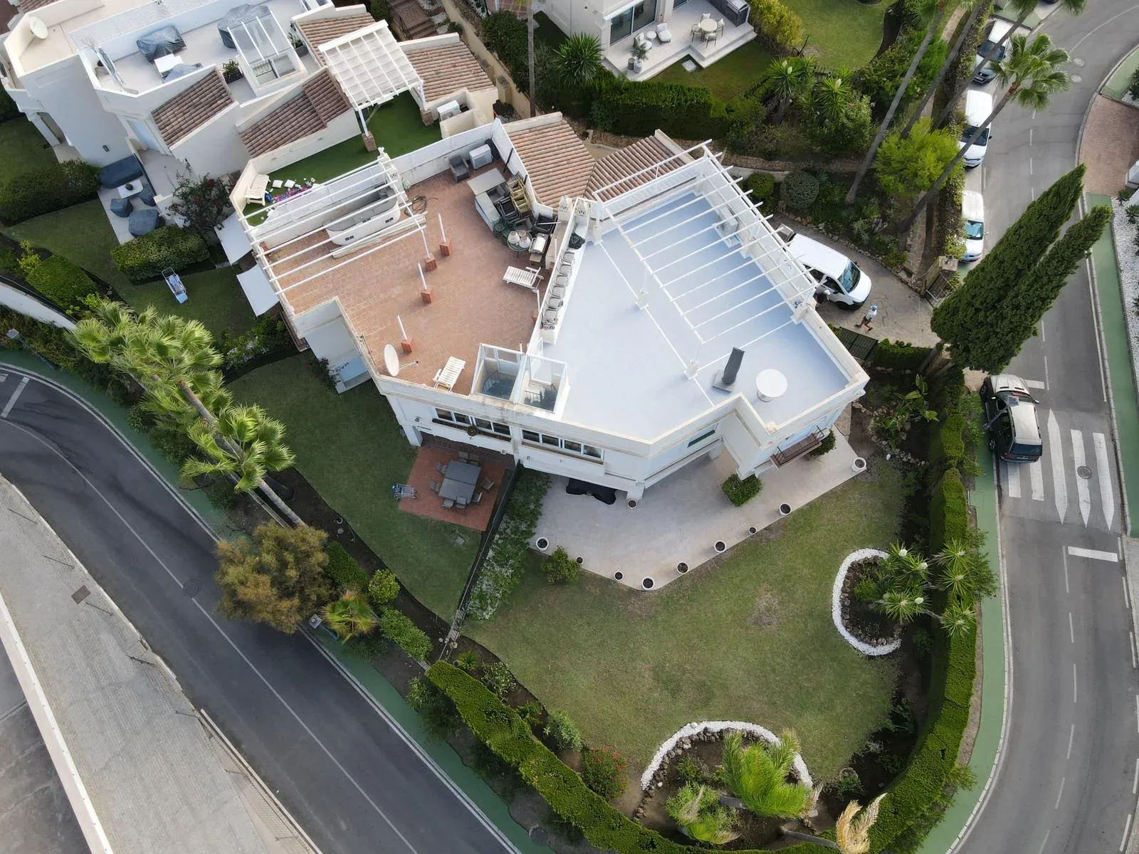 Overhead drone view of the Marbella holiday home and its finished roof terrace