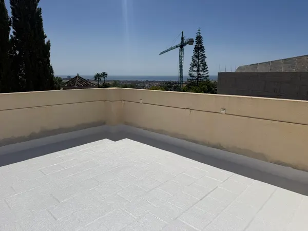 Reinforced FLEXITEC HT white membrane applied over the terrace tiles
